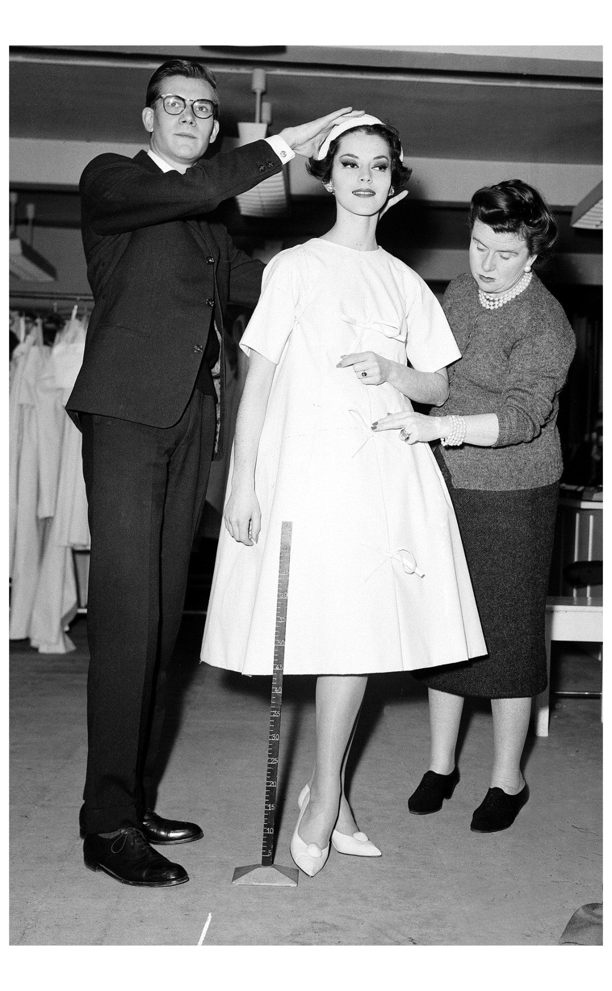 Yves Saint Laurent：设计师在1958年为Dior品牌设计的Trapeze系列