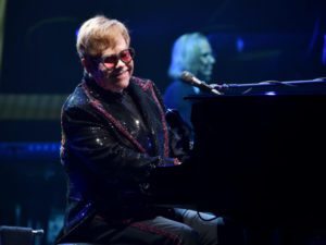 Mame Moda Gucci veste Elton John per l'ultimo tour. Frac 