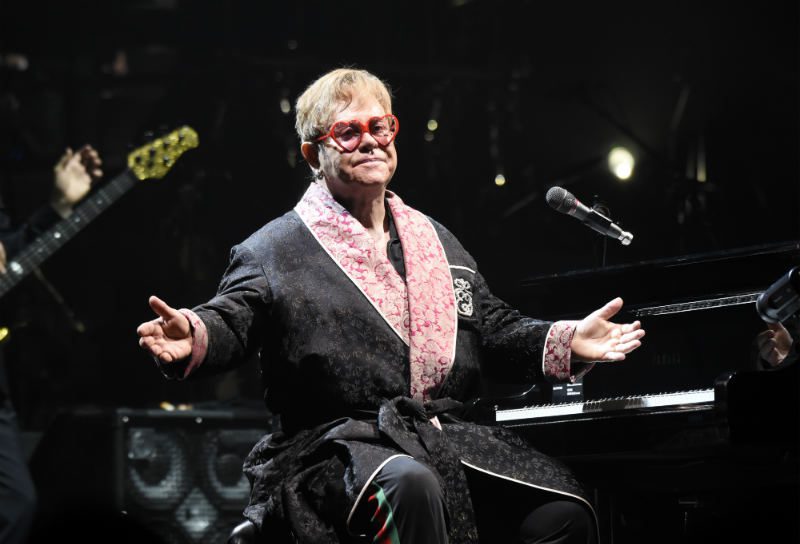 Mame Moda Gucci veste Elton John per l'ultimo tour. Vestaglia 
