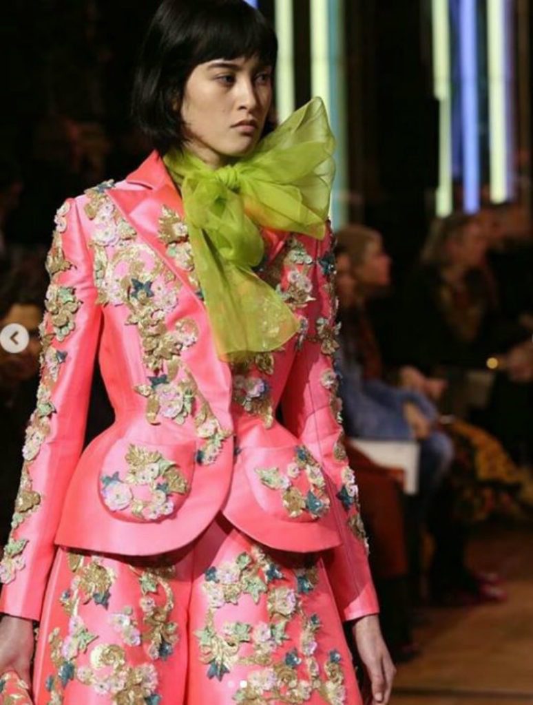 Schiaparelli haute Couture fiorisce di meraviglia. Completo rosa shocking 