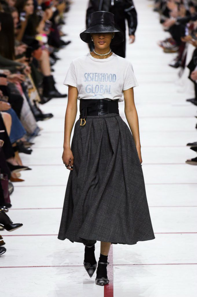 Dior FW19, sfila l'unione femminile alla PFW. T-shirt "Sisterhood is global" 