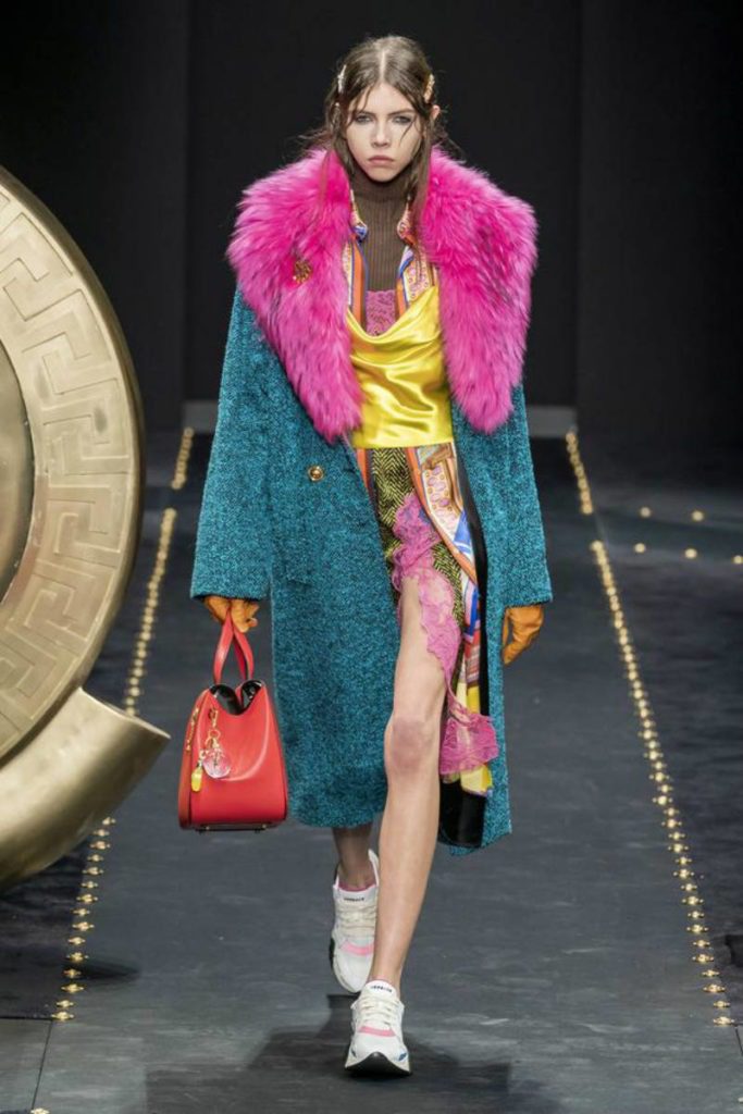 Versace FW19 tra grunge e bongade luxury. Cappotto collo faux fur 