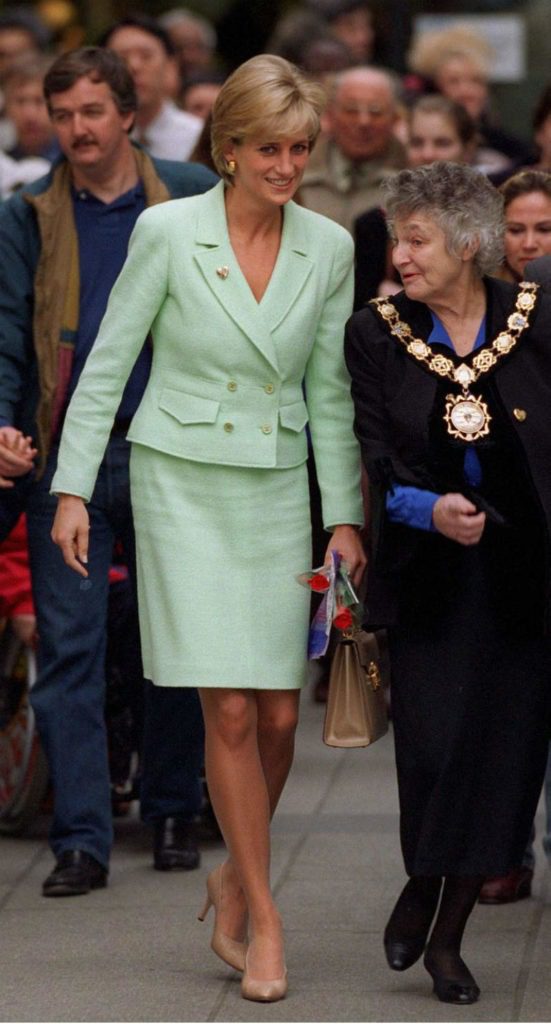 Lady Diana in mostra a Kensington Palace. Diana tailleur verde menta