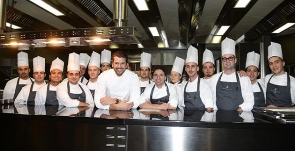 IL NATALE 2019 SECONDO ANDREA BERTON Lo chef stellato Andrea Berton con la sua brugata di cucina