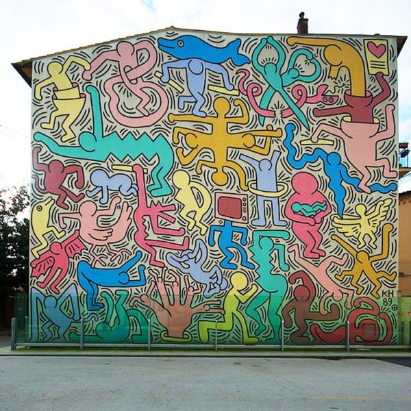 30 figure che, come in un puzzle, popolano i centottanta metri quadrati della parete, nell'opera di Keith Haring a Pisa