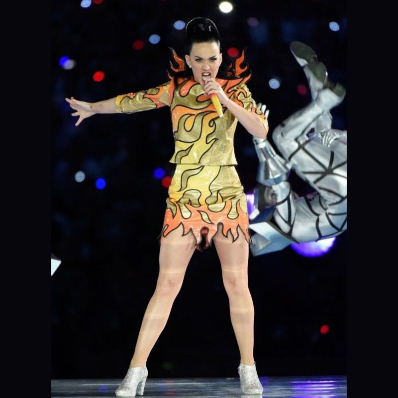 Katy Perry al Super Bowl 2015 in abito Moschino disegnato da Jeremy Scott
