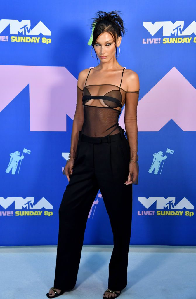 Bella Hadid durante gli MTV Video Music Awards 2020, indossa un abito di Nensi Dojaka